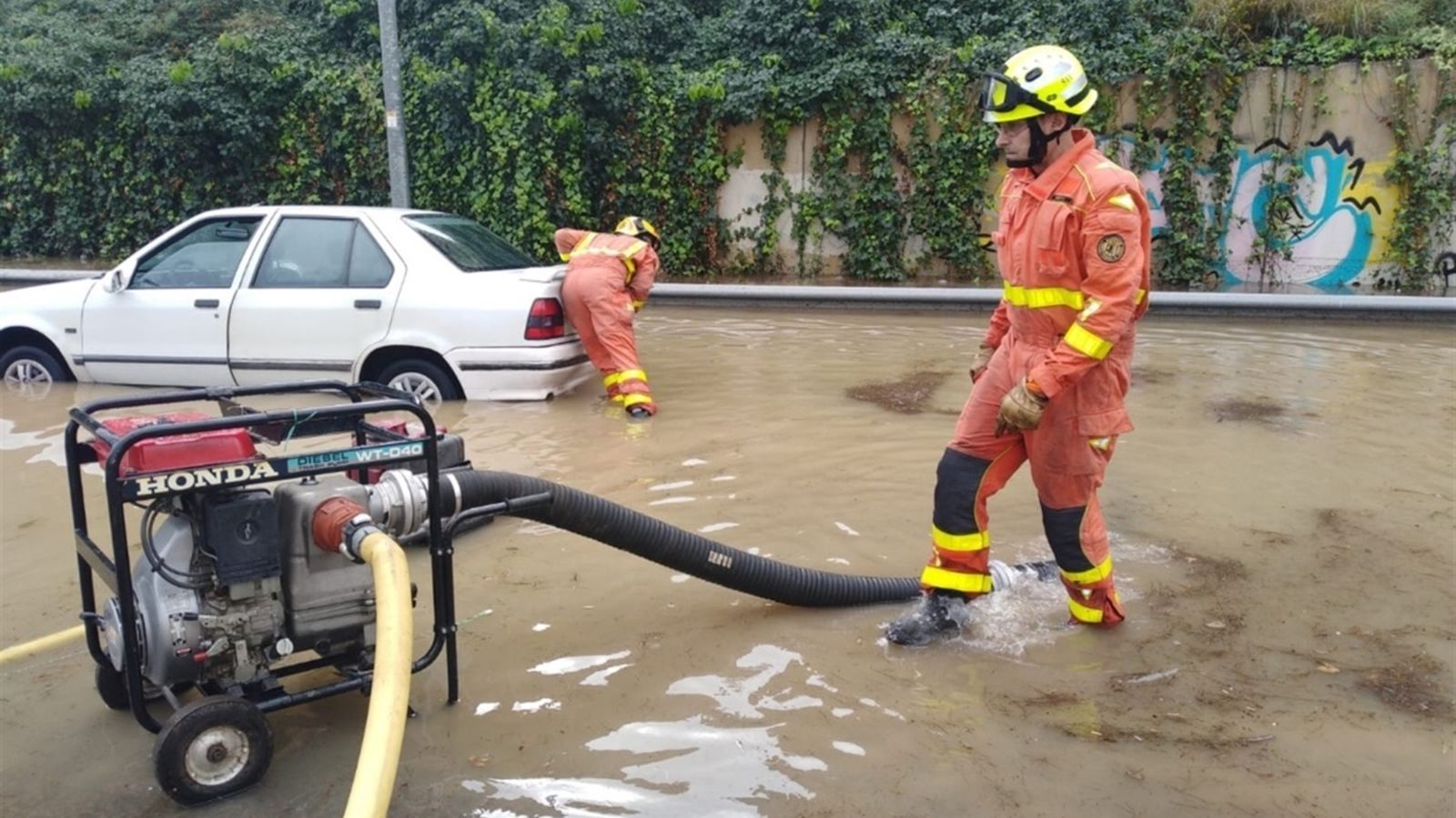 Cotxe atrapat a la CV-35 a causa del temporal