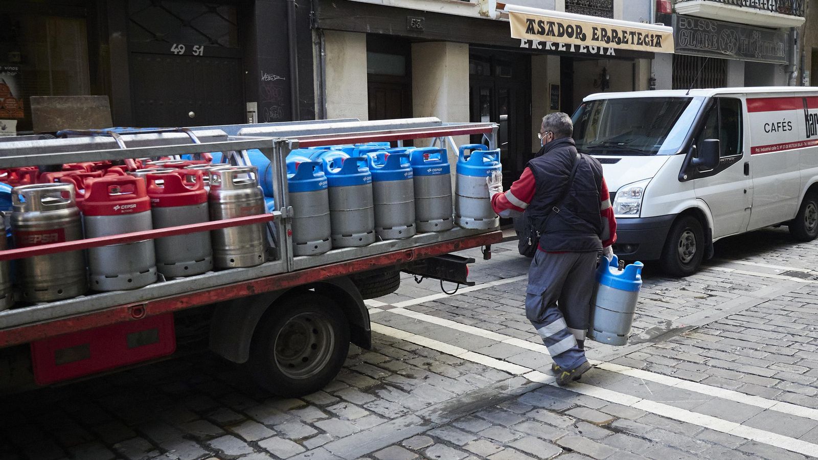 Un repartidor deixa bombones de butà a un bar a Pamplona, Navarra