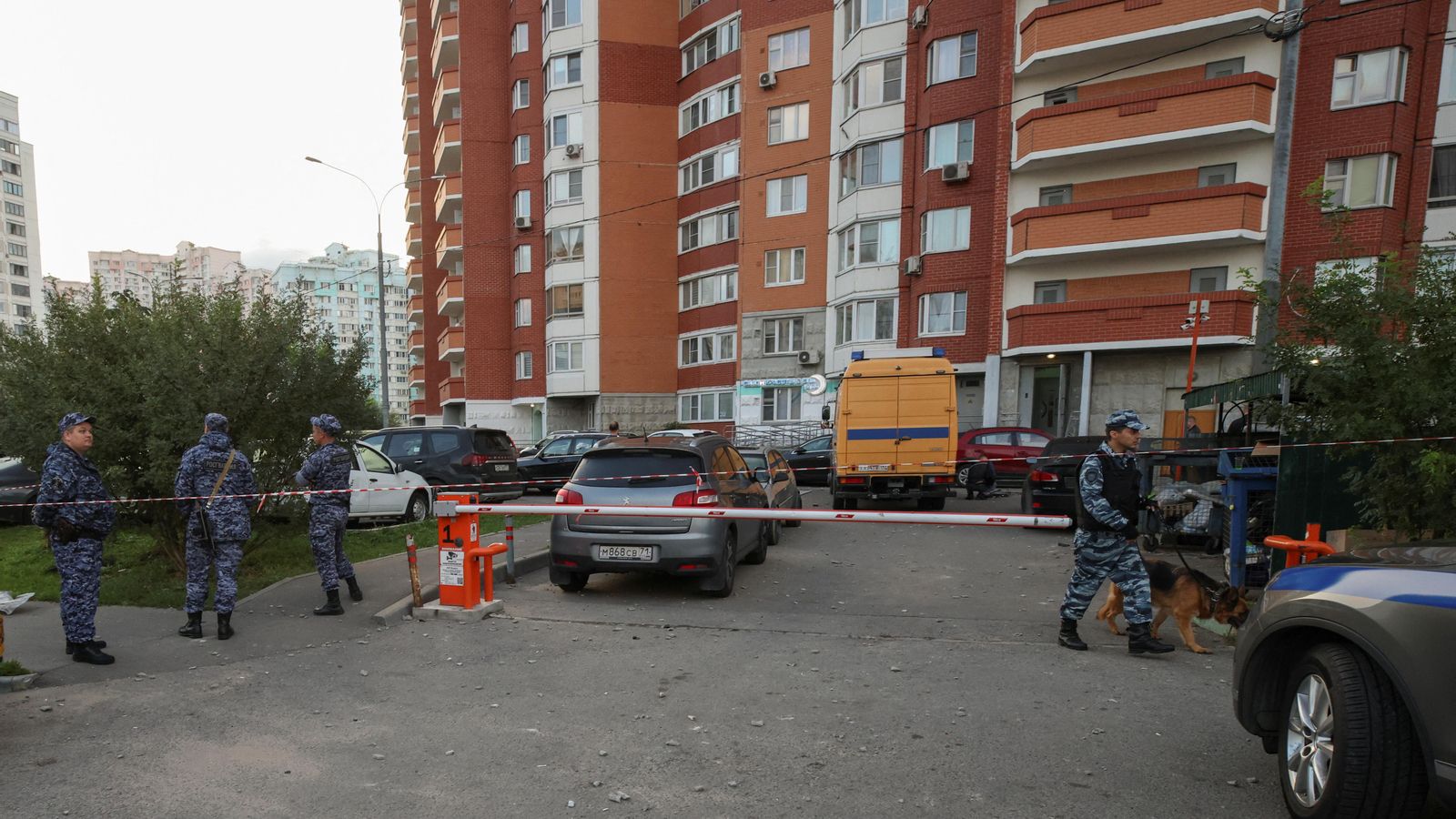 Agents en un edifici d'apartaments atacat amb drons en Krasnogorsk, Rússia