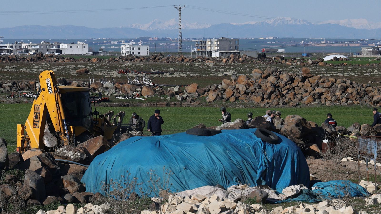 El personal de l'exèrcit turc observa les possibles restes en un camp després que un tros de munició haja caigut en interceptar un míssil llançat de l’Irán