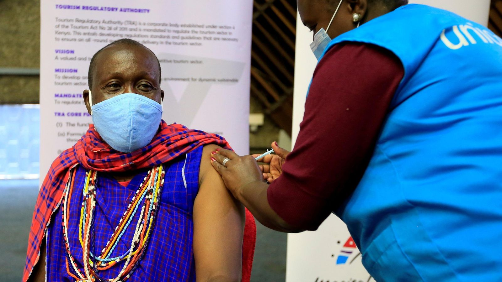 Un guia turístic de Kenya rep la vacuna AstraZeneca a Nairobi a través del programa d'intercanvi de vacunes Covax