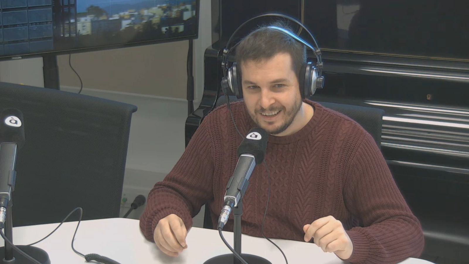 Pau Alabajos durant l'entrevista de 'Les notícies del matí' de la ràdio d'À Punt