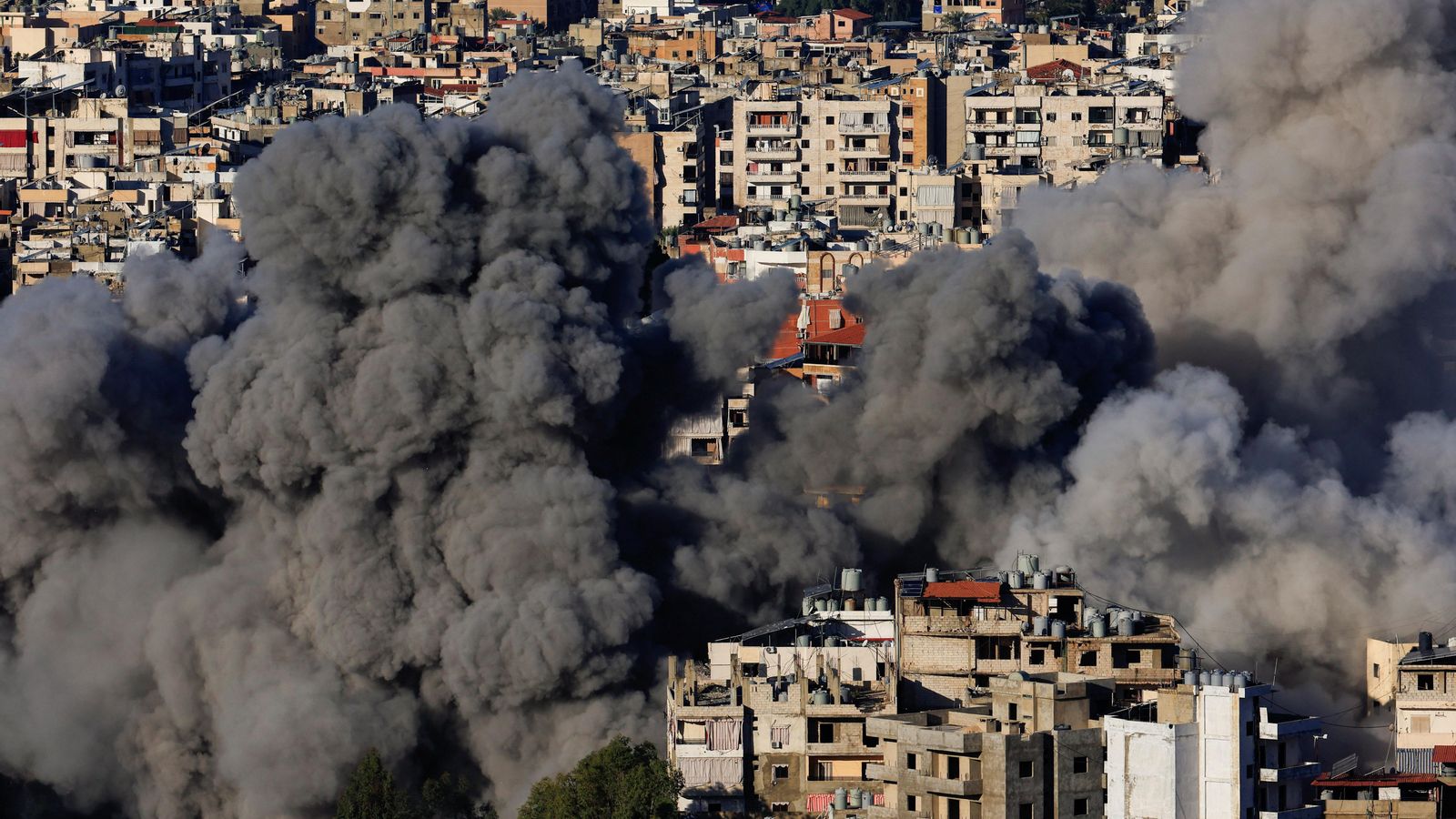 Una columna de fum després d'un bombardeig als suburbis de Beirut