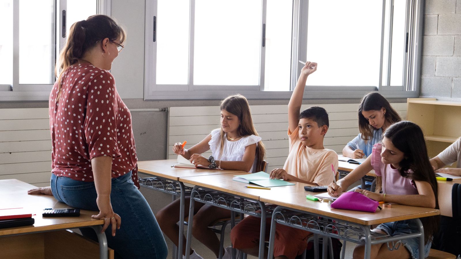 Una mestra amb alumnes en un aula de primària