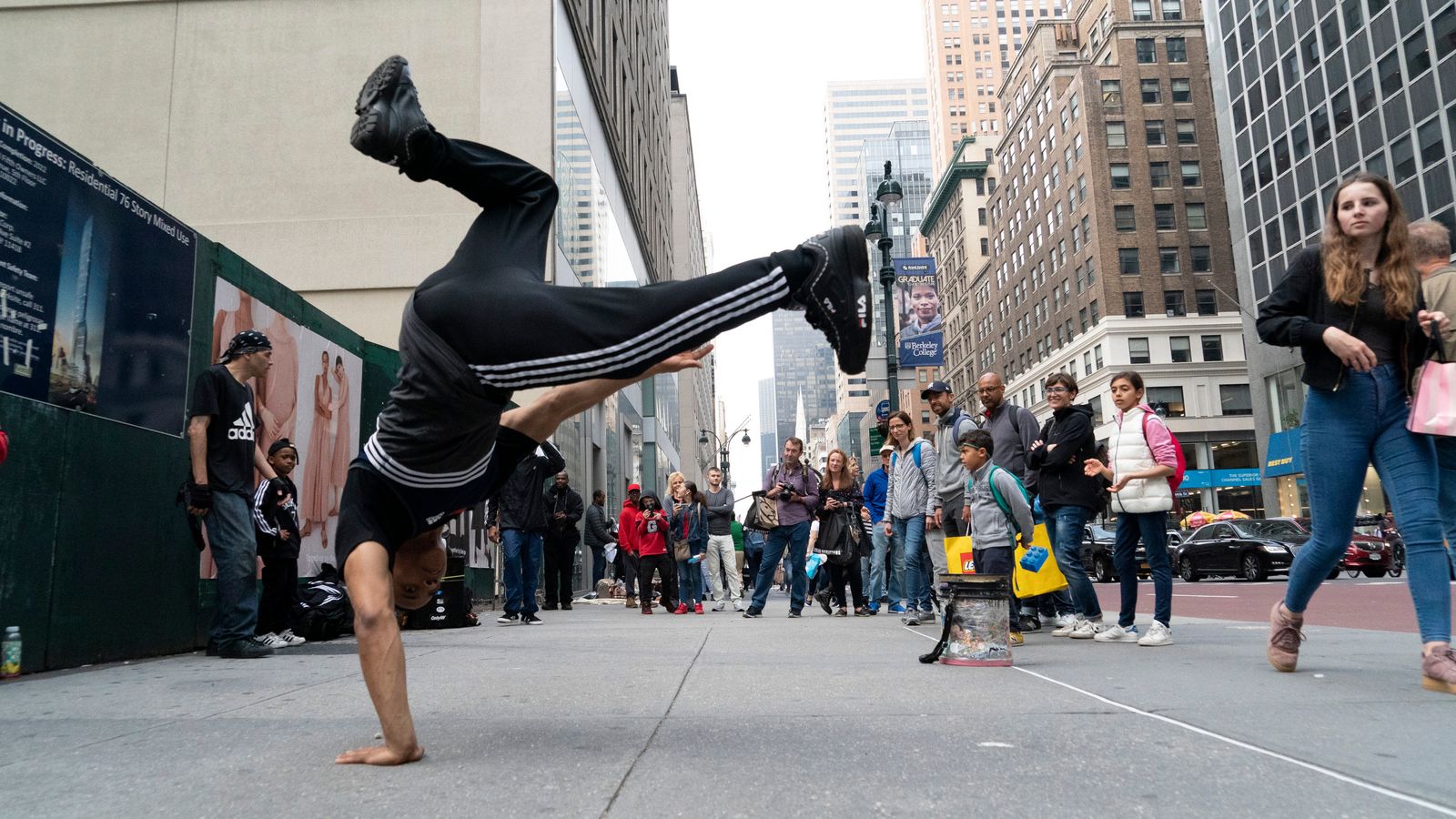 Un jove balla break-dance a Nova York en una imatge d'arxiu