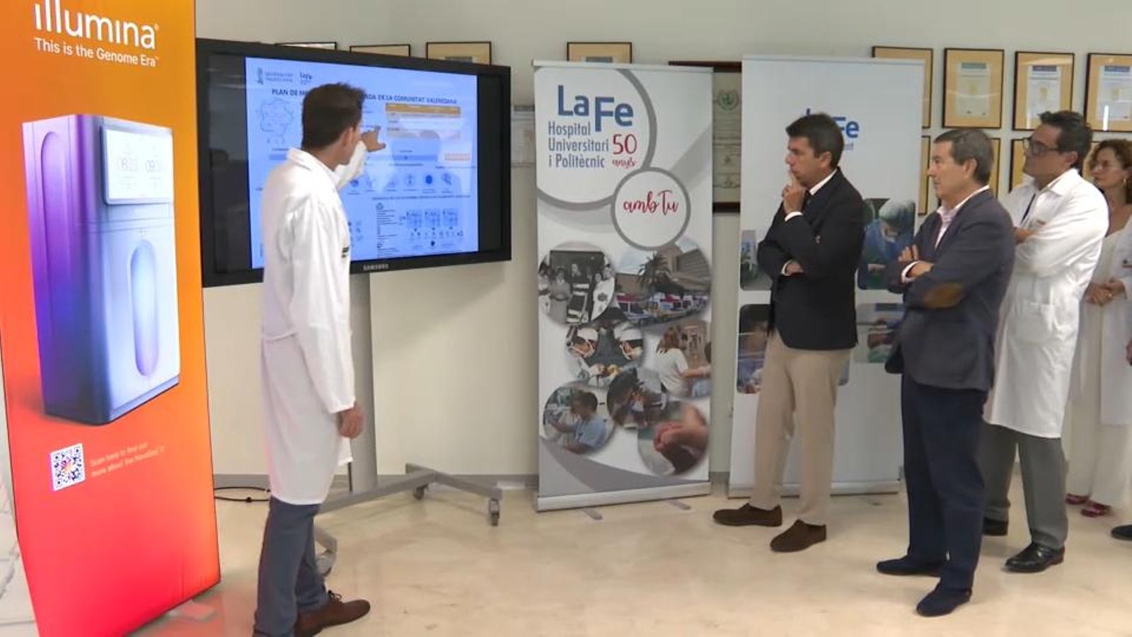 El president de la Generalitat, Carlos Mazón, este dimarts en l'hopistal La Fe de València