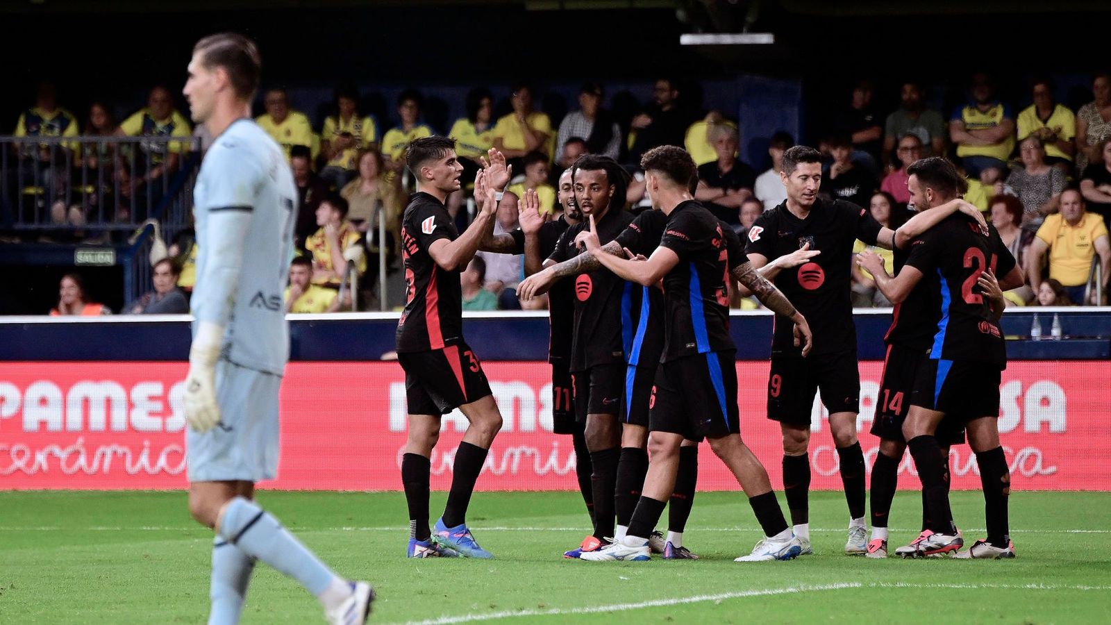 Els jugadors del Barça celebren un dels gols davant la desesperació de Diego Conde