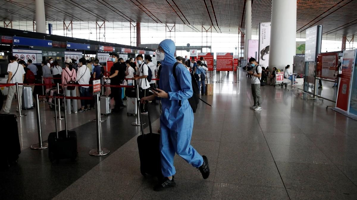 Un viatger arriba aquest dimecres a l'aeroport internacional de la capital de Pequín Un viatger arriba aquest dimecres a l'aeroport internacional de la capital de Pequín