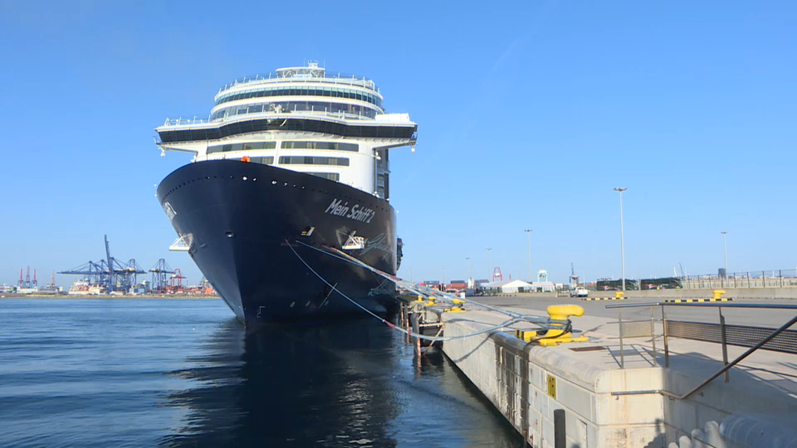 Un creuer al port de València