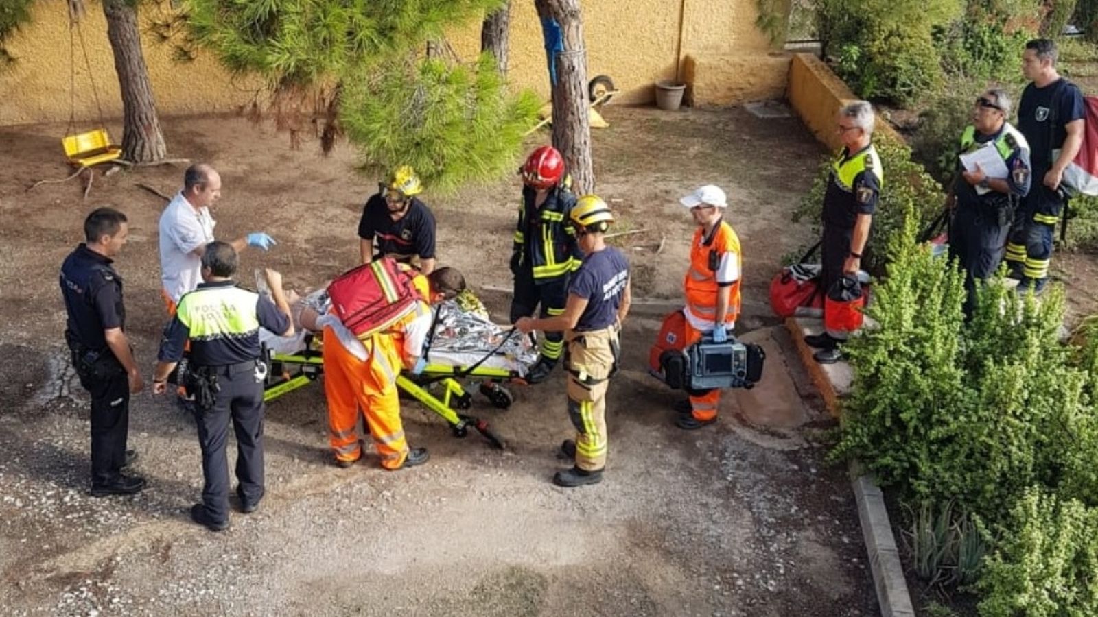 La dona, després de ser rescatada, ha sigut atesa pels serveis sanitaris i traslladada a un centre hospitalari