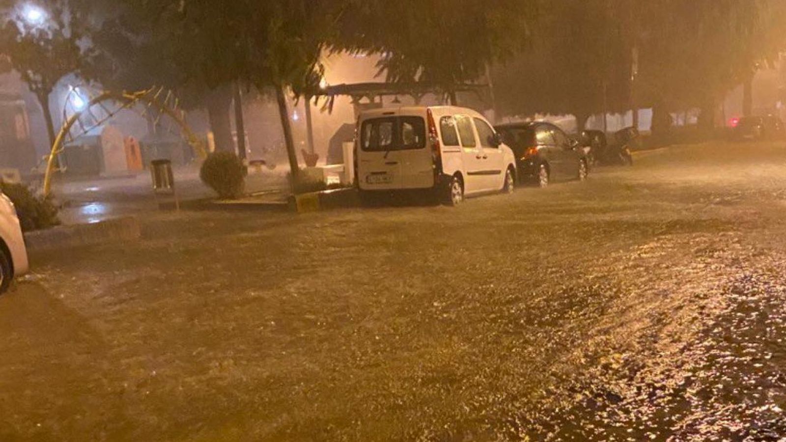 Un dels carrers de Tavernes de la Valldigna, per on començava a circular l'aigua, aquest diumenge per la nit