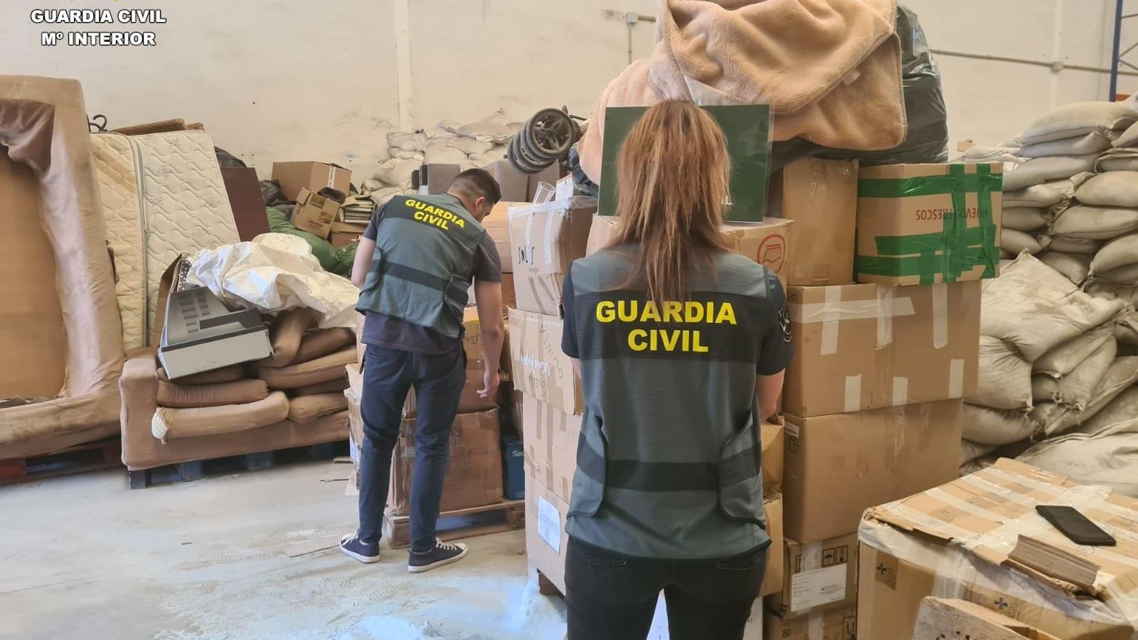 Dos agents de la Guàrdia Civil, en la nau industrial que el presumpte estafador usava de magatzem a l'Horta Nord