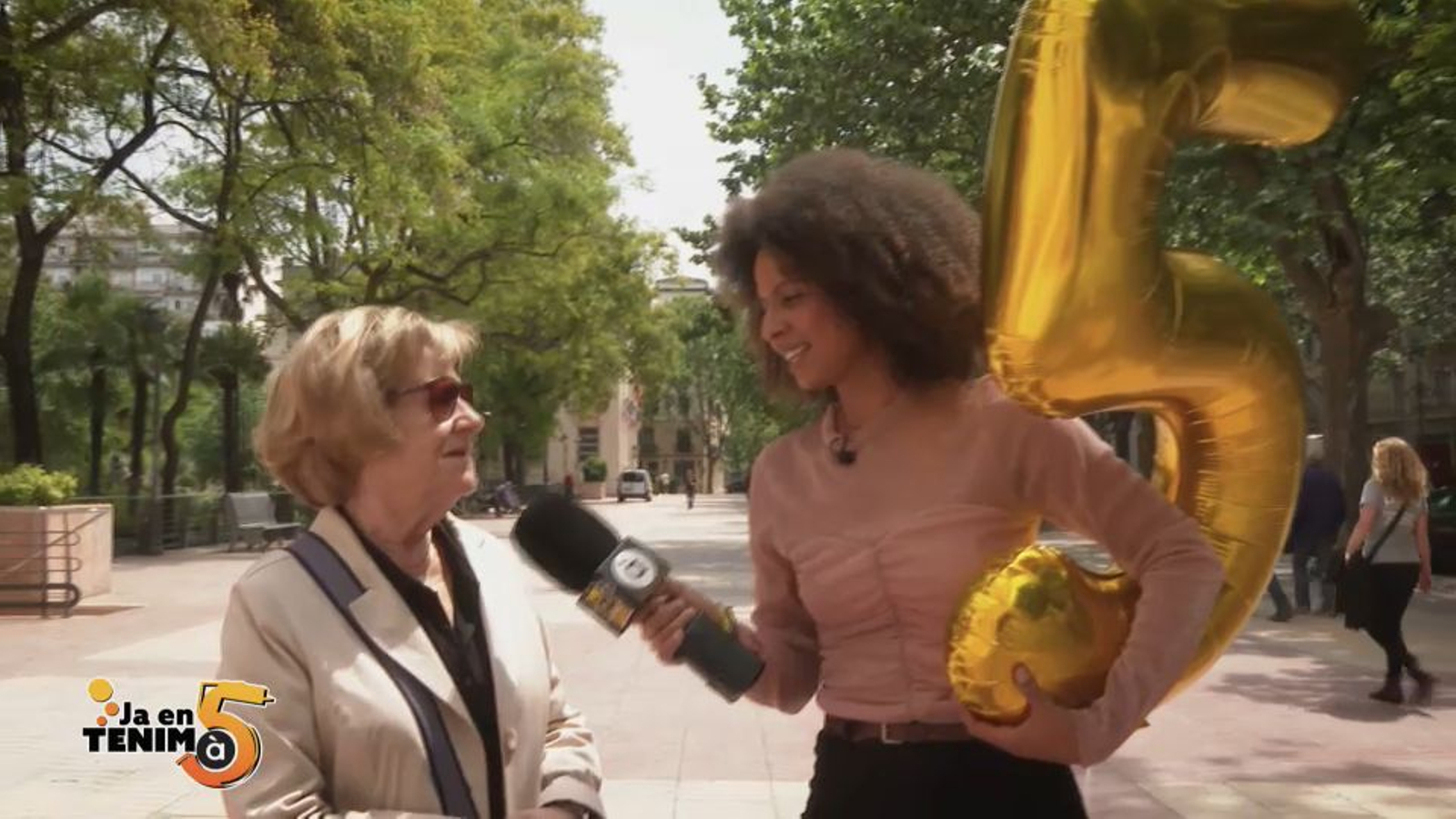 Sénia Mulayali pregunta a la gent del carrer per À Punt