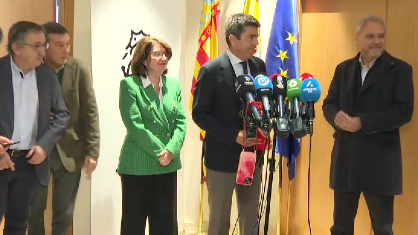 El cap del Consell atén als mitjans de comunicació, acompanyat del conseller d'Educació (esquerra) i els rectors de les universitats d'Alacant i Elx