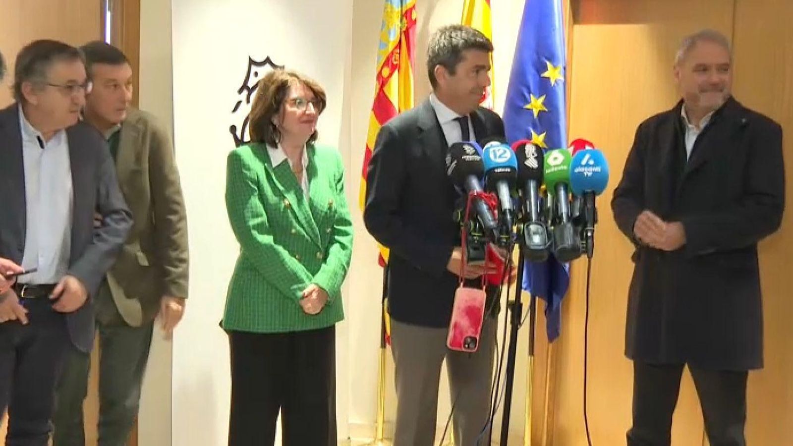 El cap del Consell atén els mitjans de comunicació, acompanyat del conseller d'Educació (esquerra) i els rectors de les universitats d'Alacant i Elx El cap del Consell atén als mitjans de comunicació, acompanyat del conseller d'Educació (esquerra) i els rectors de les universitats d'Alacant i Elx