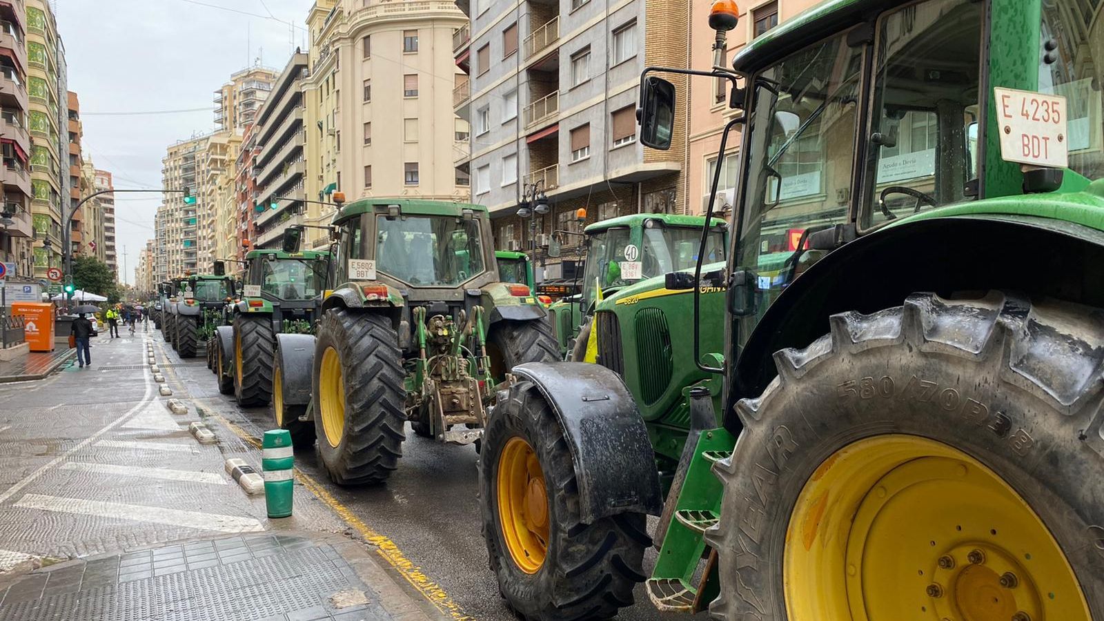 Desenes de tractors col·lapsen una de les principals artèries de València, la del carrer de Sant Vicent, per a demanar uns preus justos