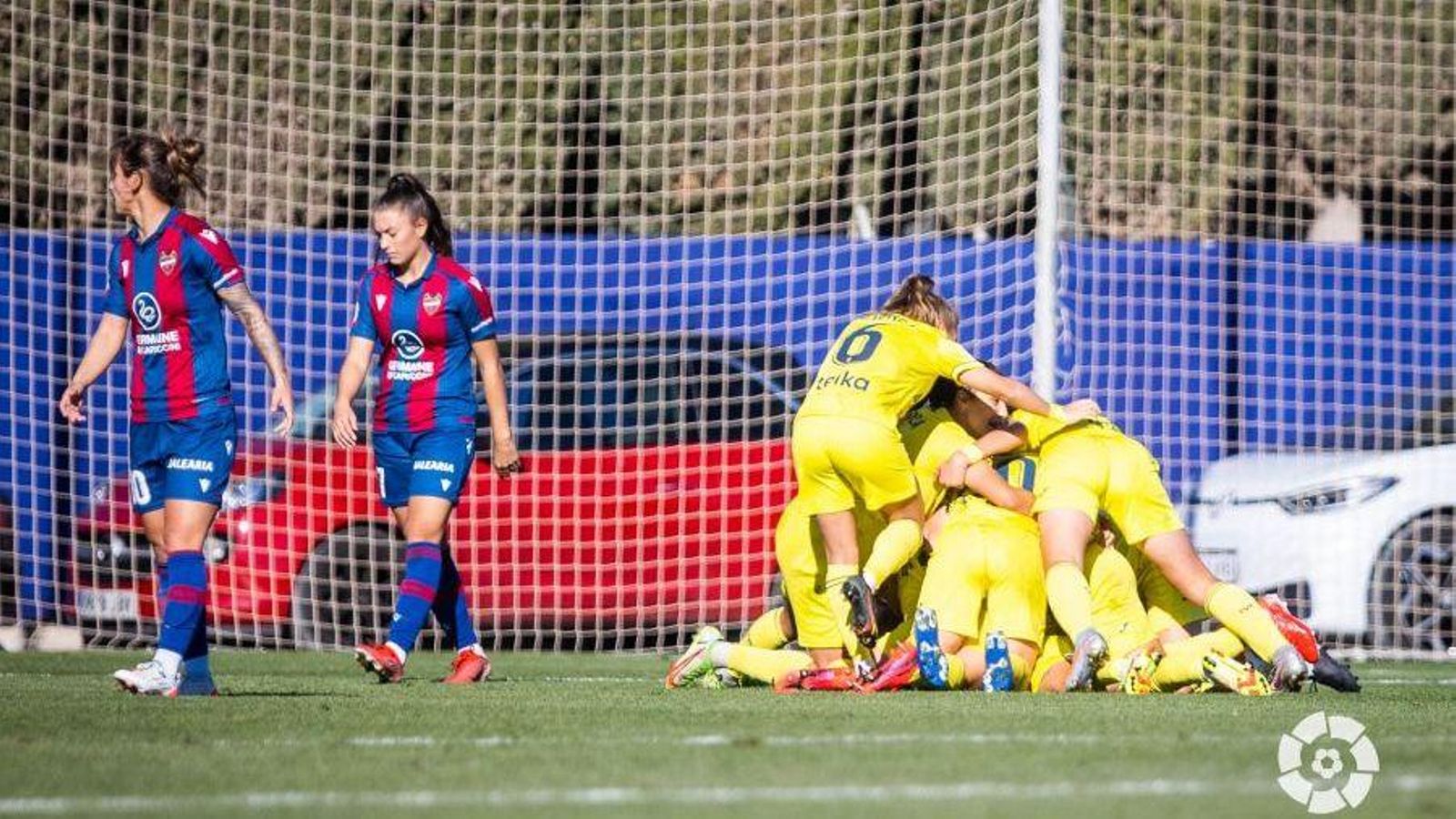 Les jugadores groguetes celebren un dels gols davant la desesperació de les del Llevant