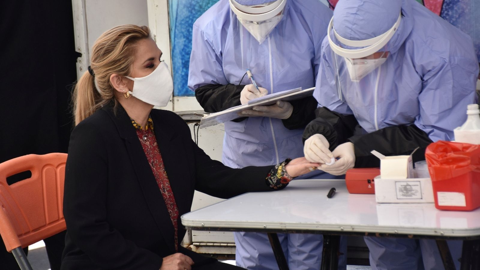 Personal sanitari extrau sang a la presidenta interina de Bolívia