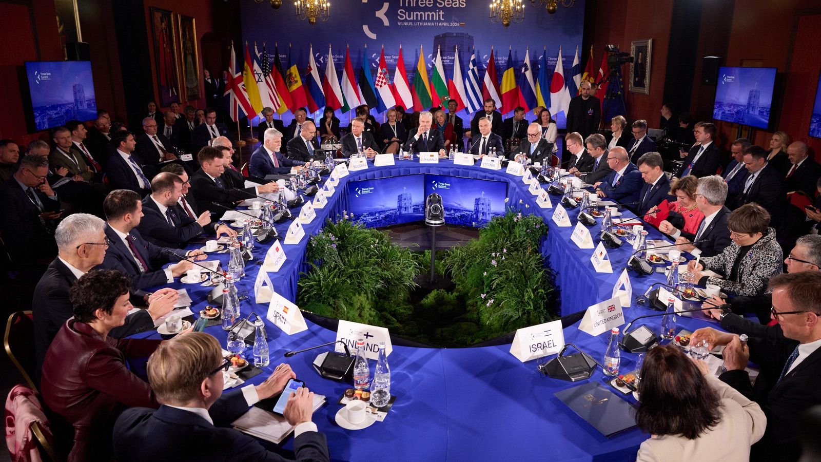 Reunió de Zelenski amb el president d'Hongria, Tamás Suyok en la cimera dels Tres Mars celebrada a Vílnius, Lituània