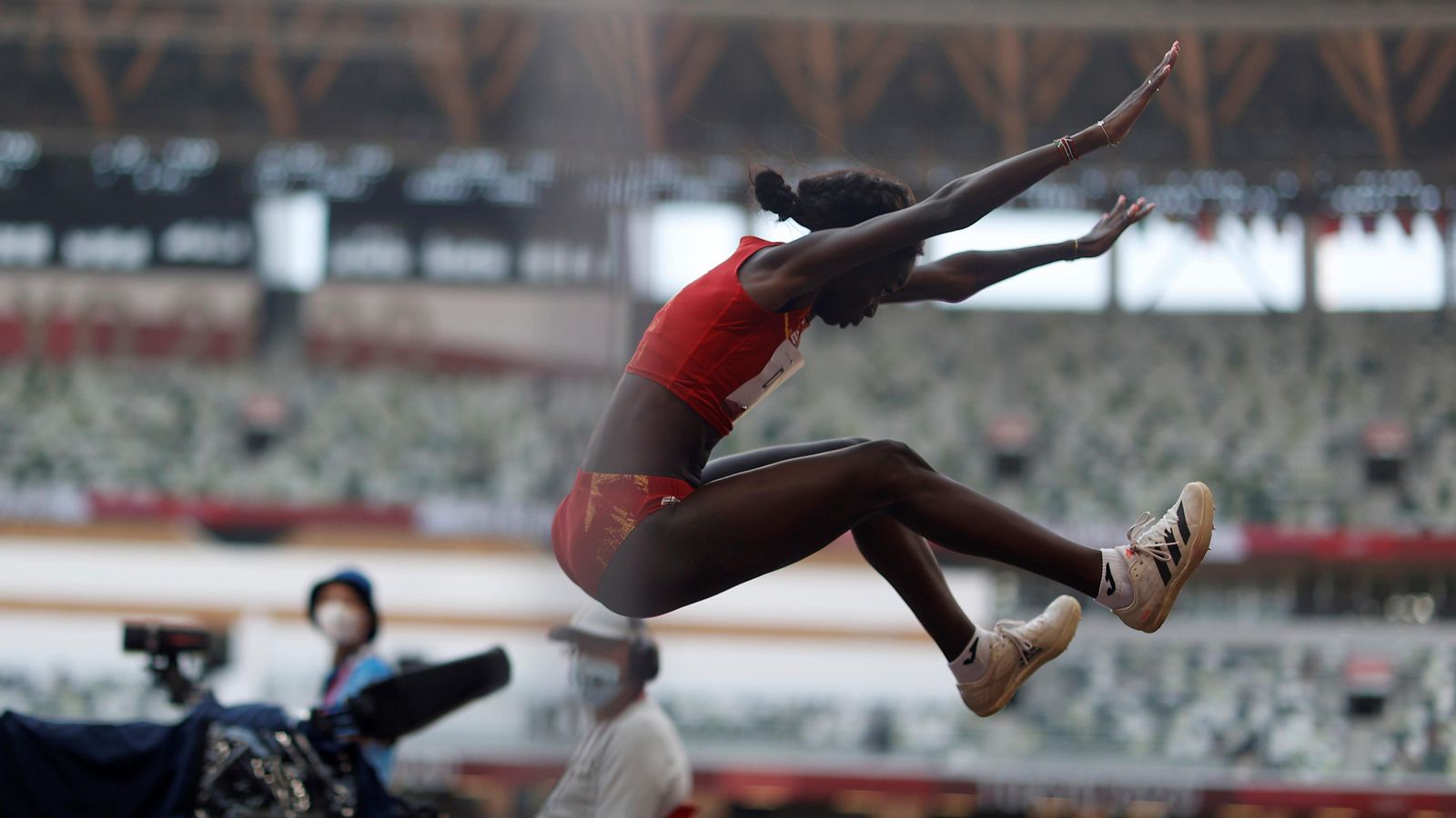 Fatima Diame, durant un salt a Tòquio