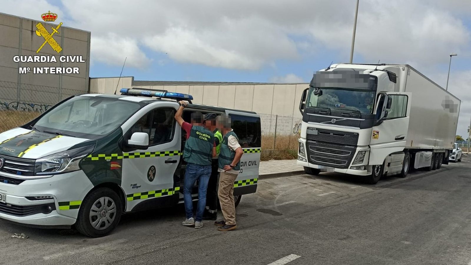 Un moment de la detenció del camioner, amb el camió implicat de fons