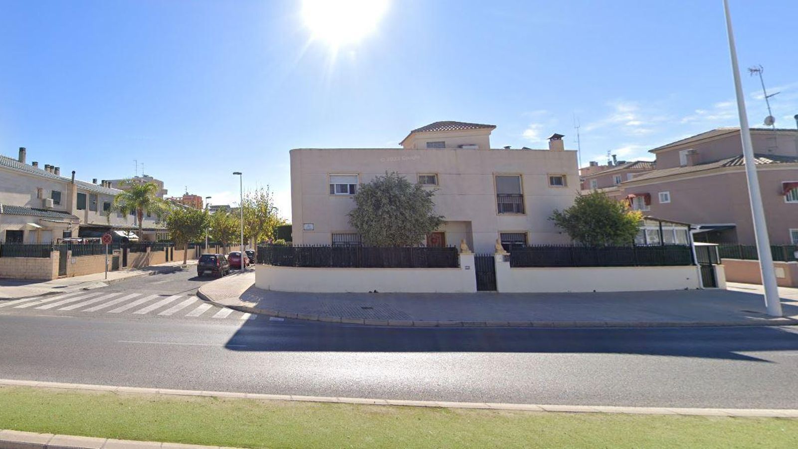 Imatge del carrer Ciutat de Figueres d'Elx, on ha tingut lloc l'incendi