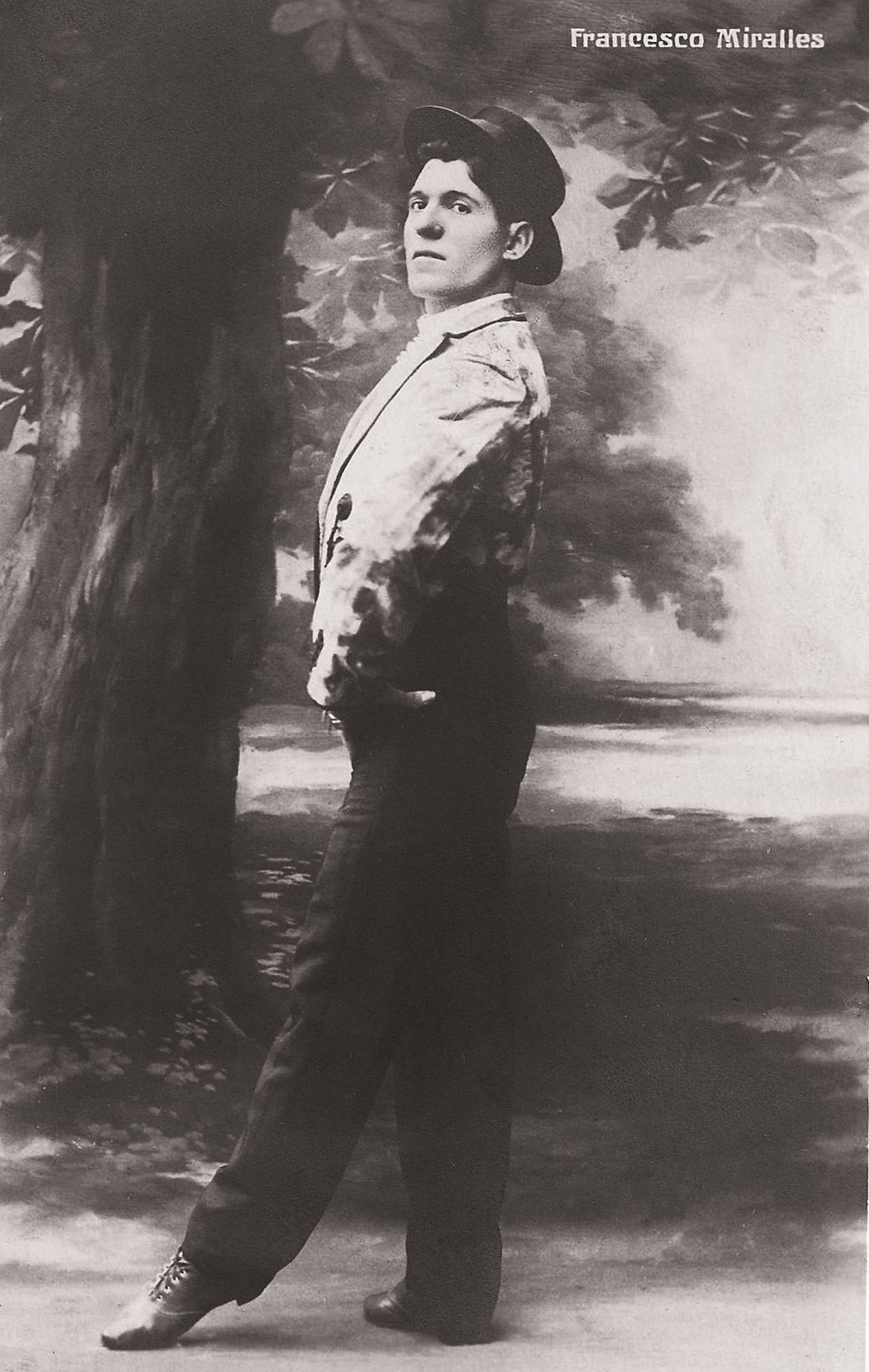 Miralles va faltar a París el 1931, però està soterrat al Cementeri General de València