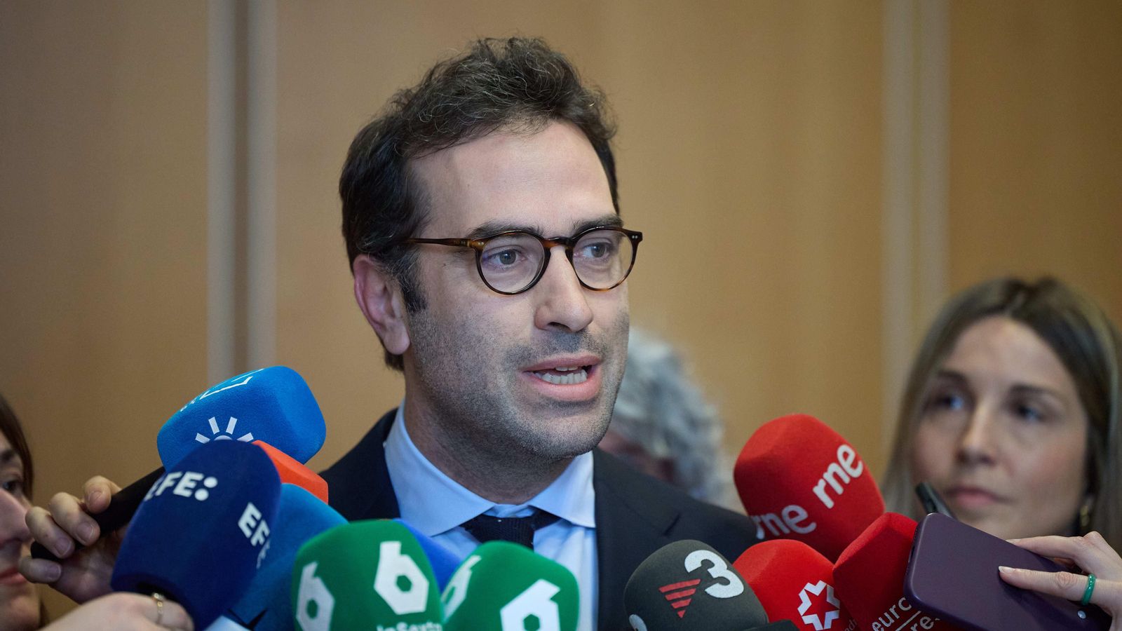 El ministre d'economia, comerç i empresa, Carlos Cuerpo, després de la reunió amb els grups parlamentaris