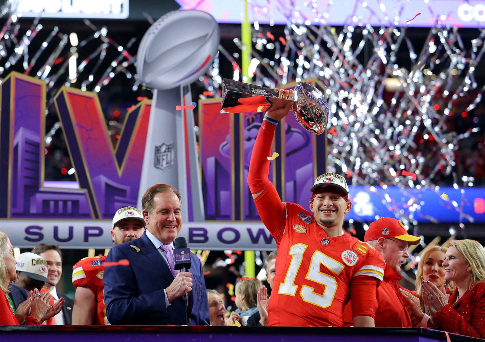El quarterback dels Chiefs, Patrick Mahomes, alça el títol de la victòria en la Superbowl