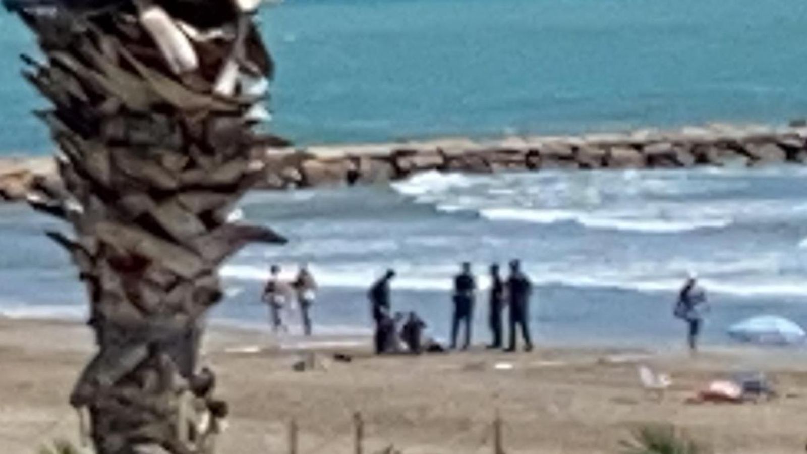 Moment en què les forces de seguretat retiren el cadàver