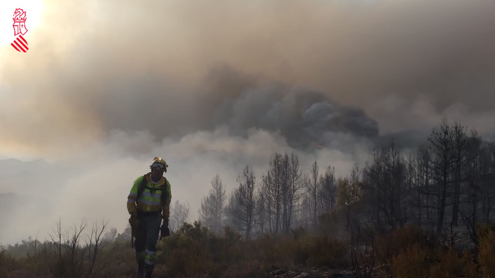 Bombers treballen en l'extinció de Calles, als Serrans