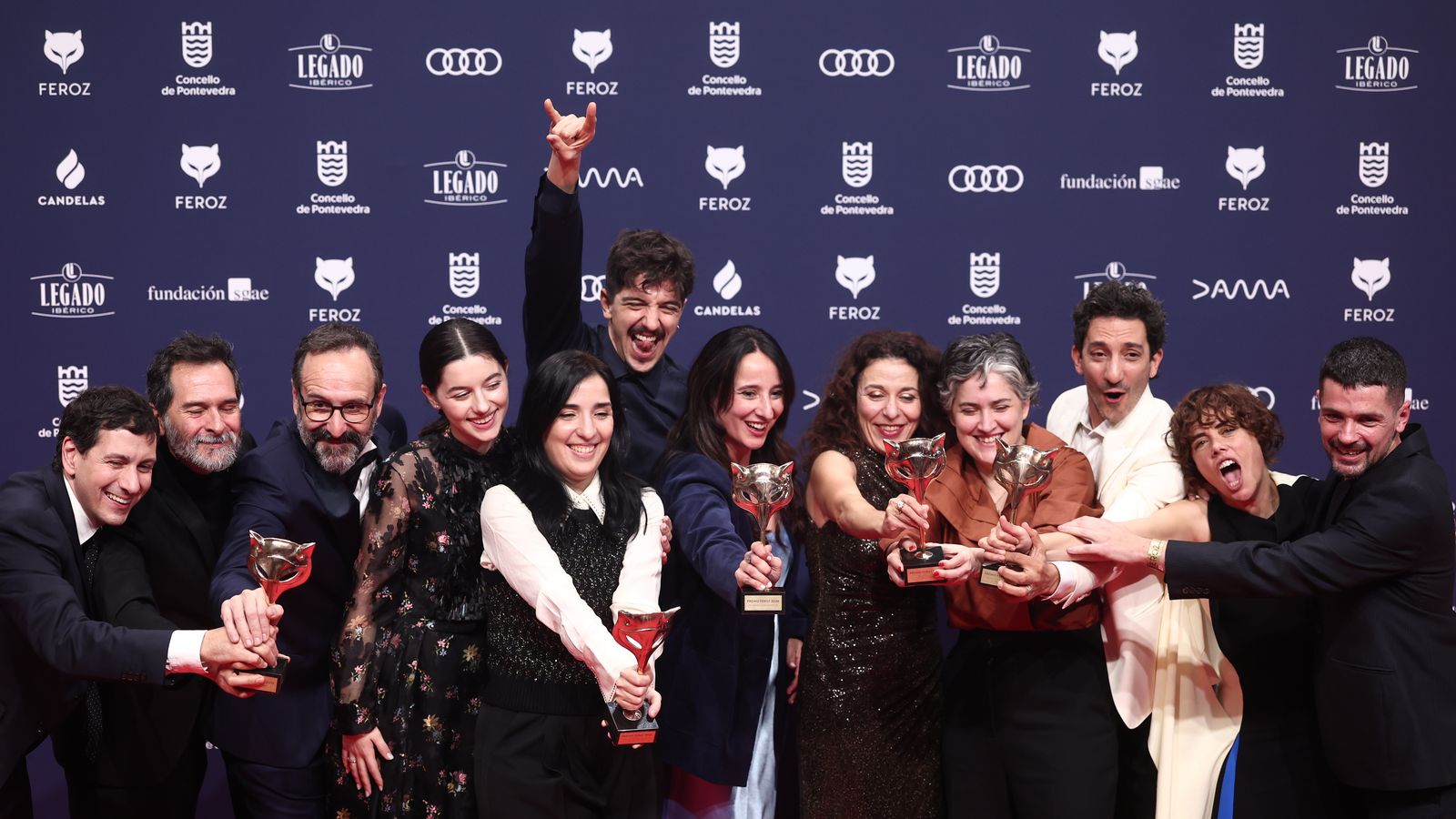 L'equip de 'Los Domingos' posa en el photocall dels Feroz després que la pel·lícula s'emportara cinc premis