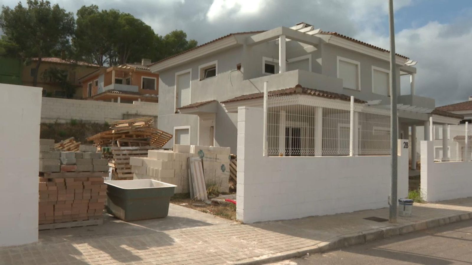 Un dels xalets sense acabar a la urbanització de Calicanto, a Godelleta (Foia de Bunyol)