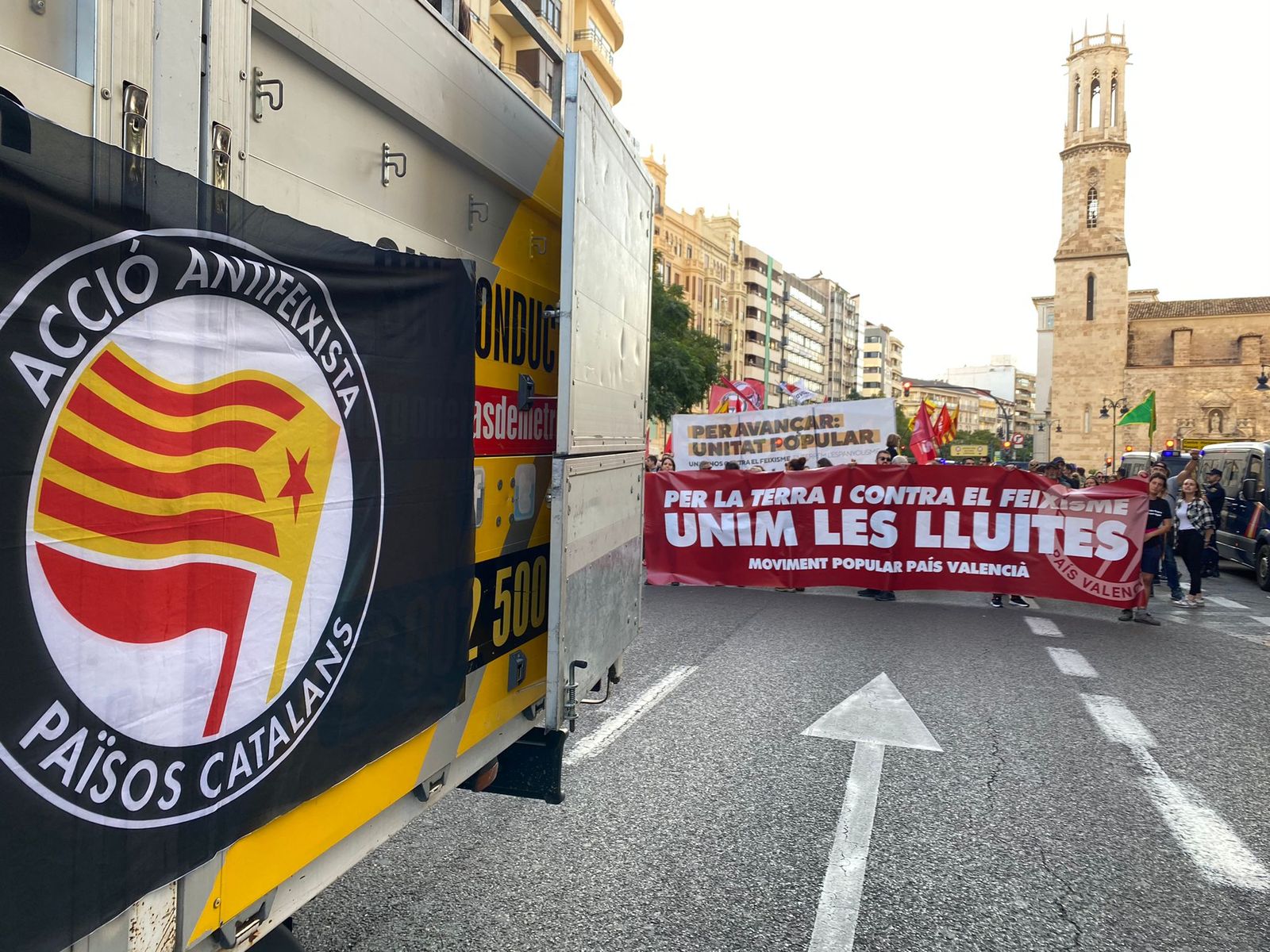 Imatge de la capçalera de la manifestació convocada per la COS