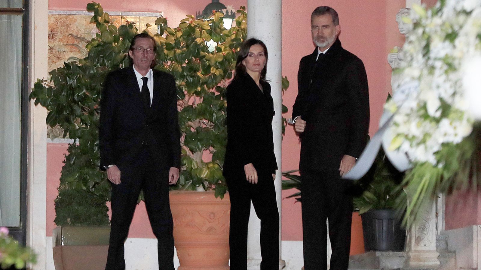 Els reis arriben al domicili de la infanta Pilar, on està instal·lada la capella ardent