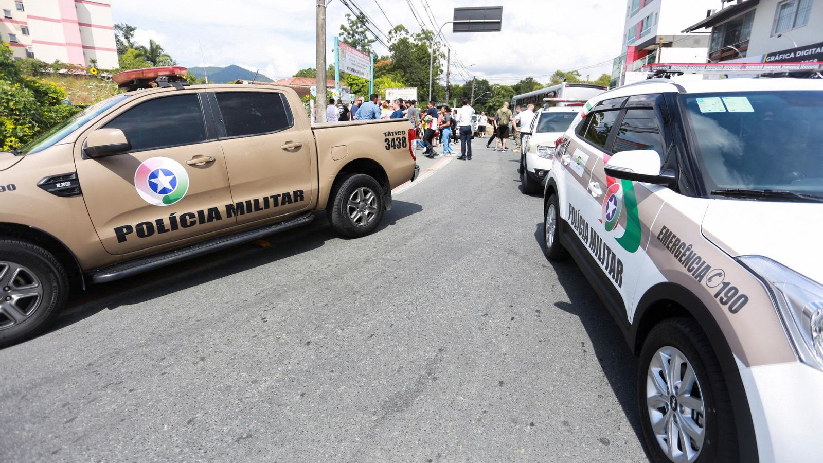 Dos cotxes de policia militar brasilera en l'atac al col·legi