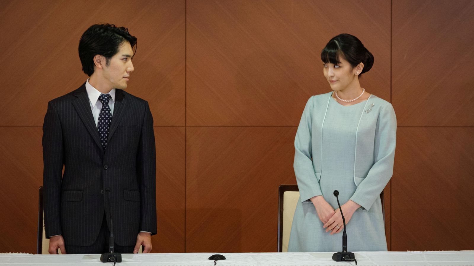 La princesa Mako i Kei Komuro, ja casats, donen una roda de premsa