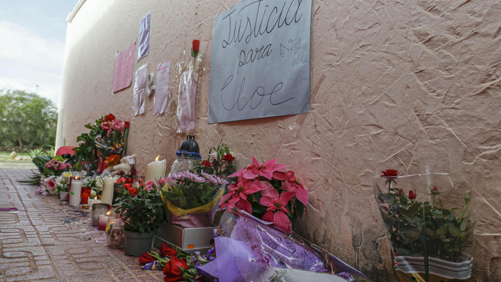 Candeles i flors per a recordar Cloe, al carrer on va ser apunyalada este diumenge