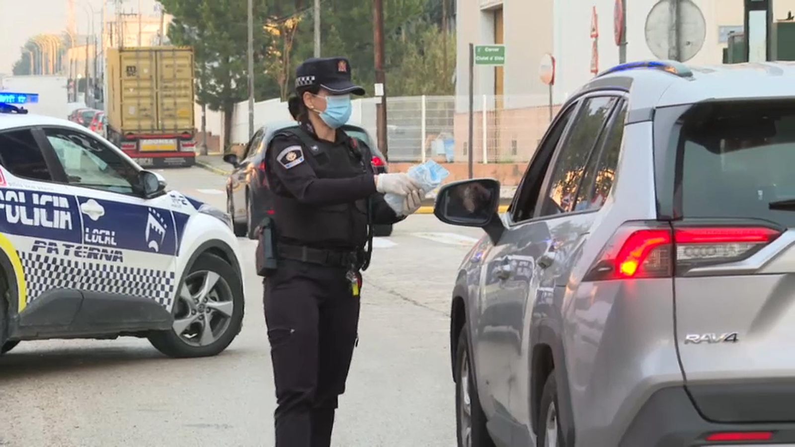 La policia local de Paterna reparteix mascaretes al polígon industrial Font del Gerro