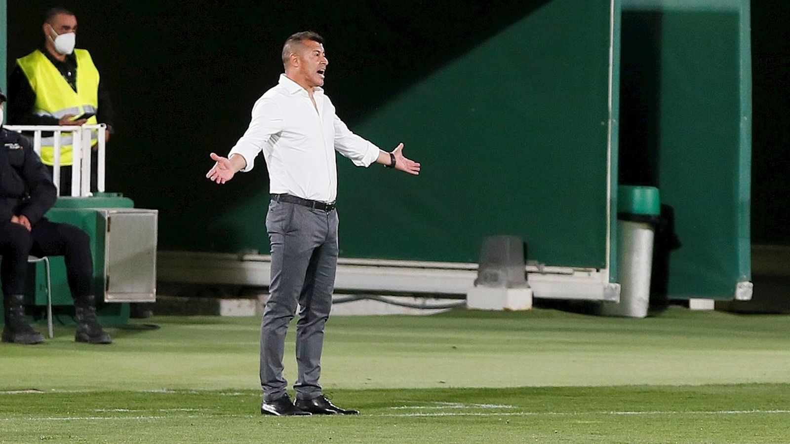 Almirón, en la banqueta del Martínez Valero