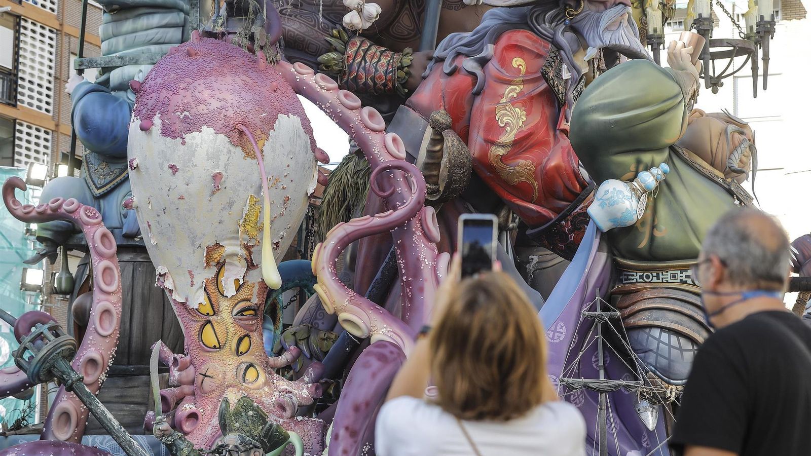 Desperfectes en la falla l'Antiga de Campanar