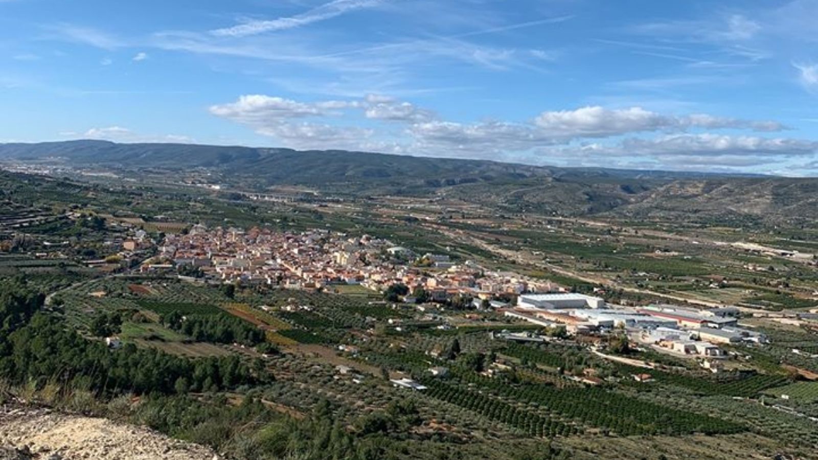 Vista aèria de la població de Vallada