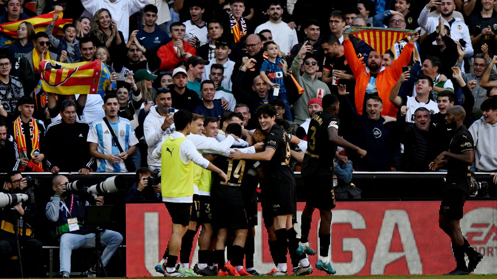 Els jugadors del València celebren un dels gols