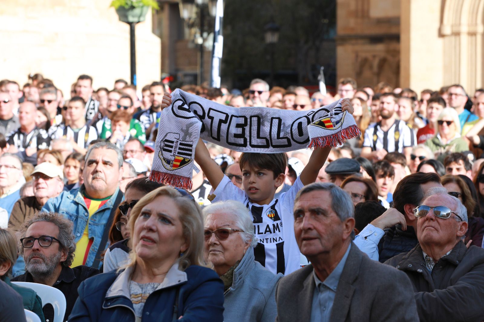 L'afició del CE Castlló abarrota la Plaça Major de la ciutat