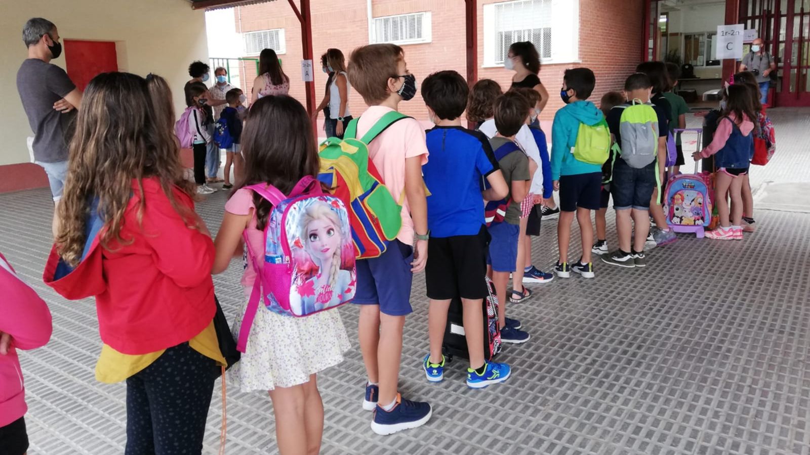 L'alumnat fa cua per a entrar a l'escola CEIP Soler i Godes de Castelló de la Plana