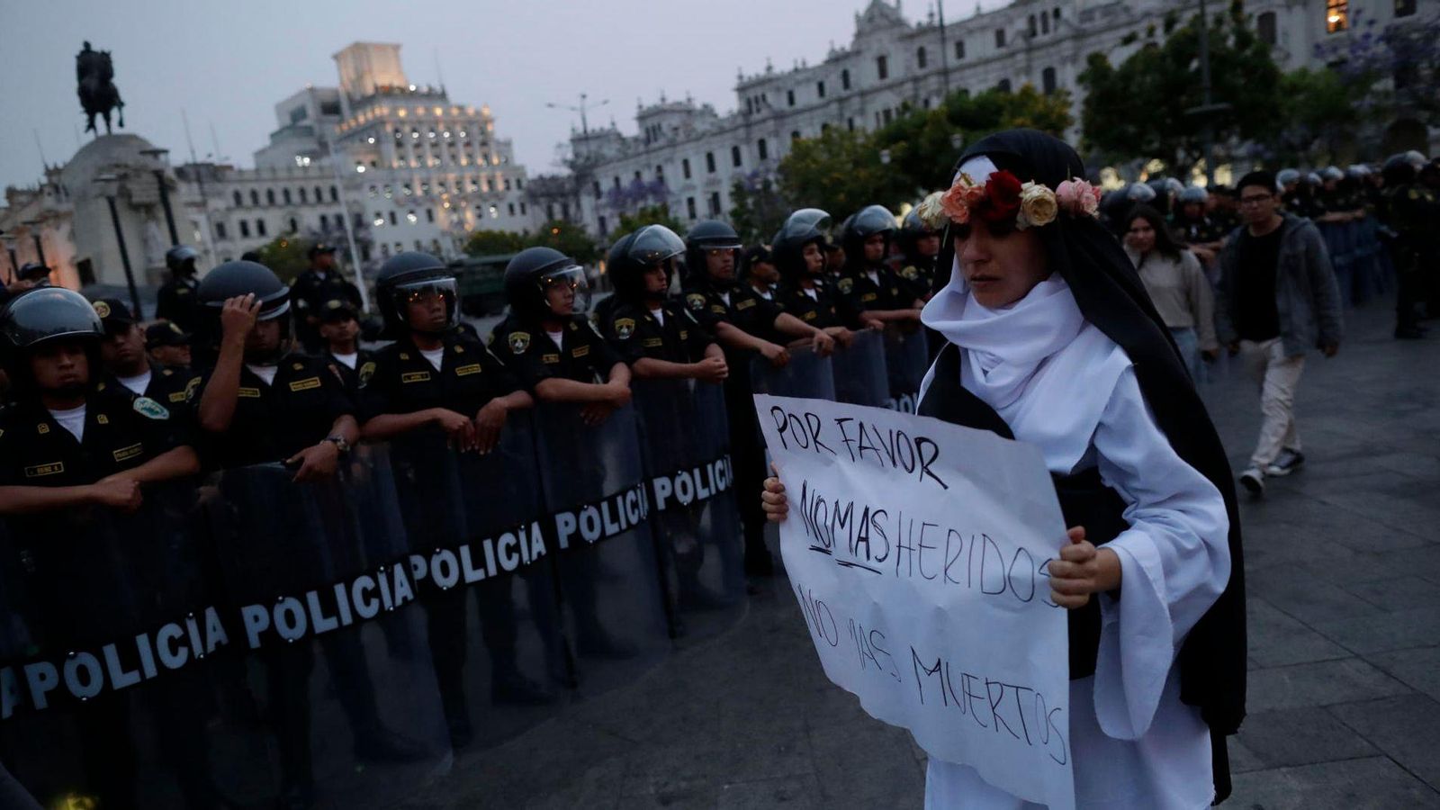 Manifestants opositors han confluït aquest divendres a Lima amb la 'Marxa per la Pau', organitzada per simpatitzants del nou govern