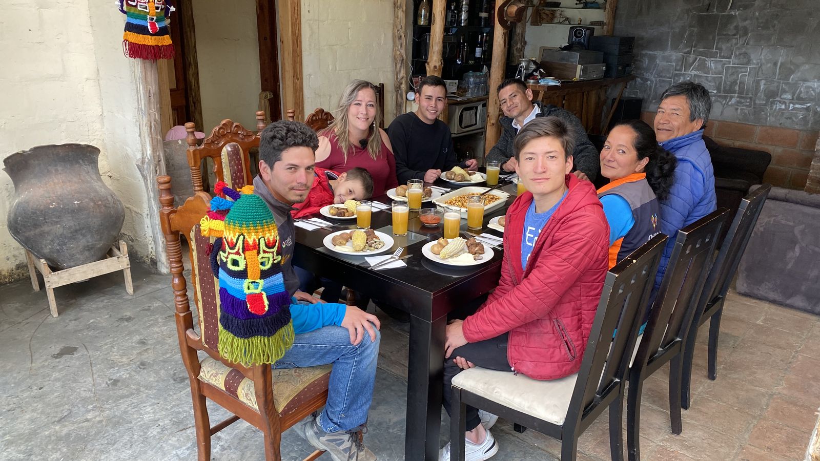 El marit de Tamara ens convida a provar un plat típic, la dacsa torrada