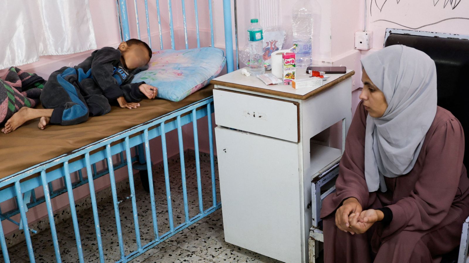 Un xiquet amb senyals de desnodrició severa espera a ser atés amb la mare a l'hospital de Khan Younis, al sud de Gaza