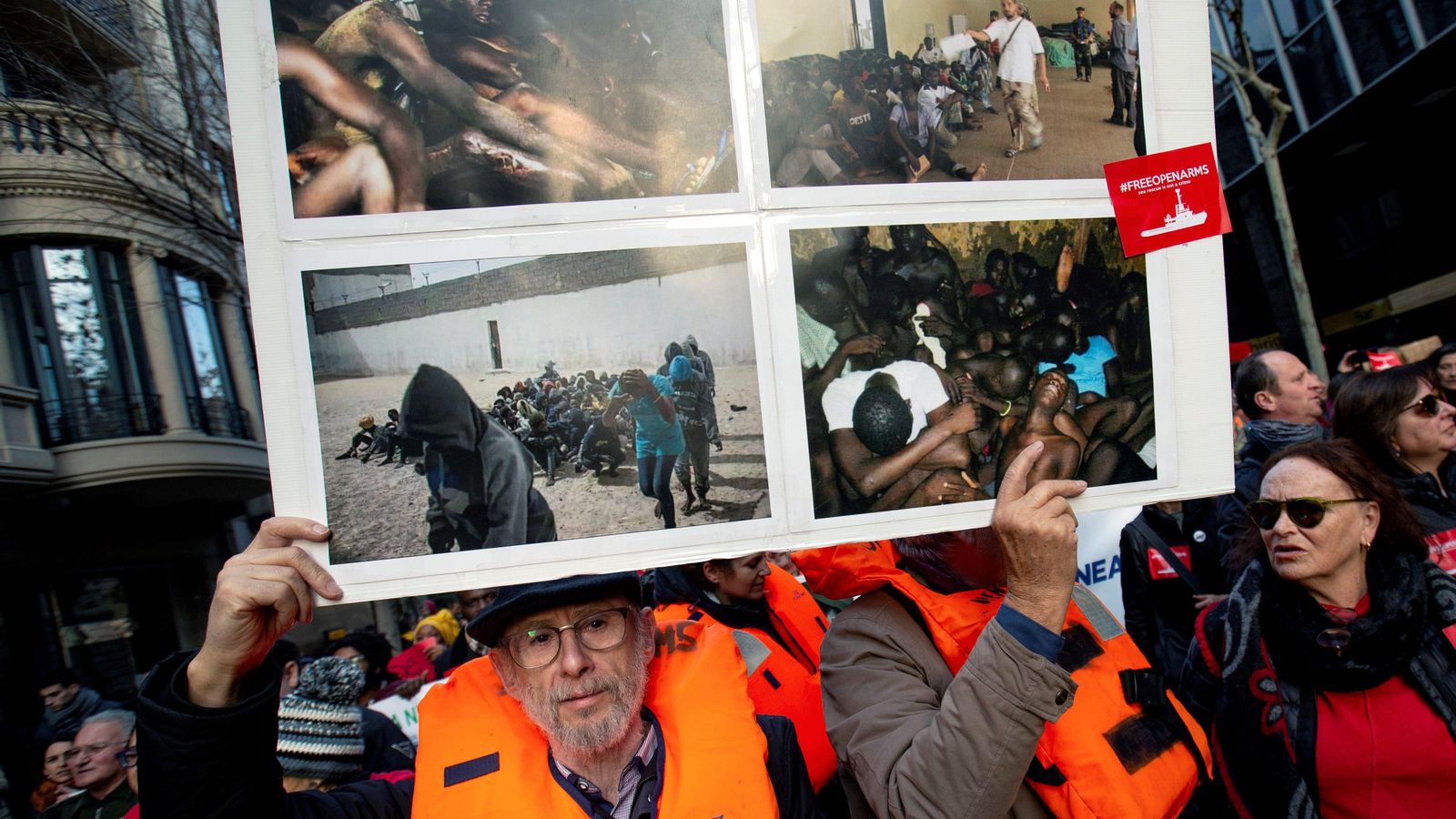 Un grup de voluntaris de l'ONG portaven els jupetins salvavides que utilitzen en els rescats