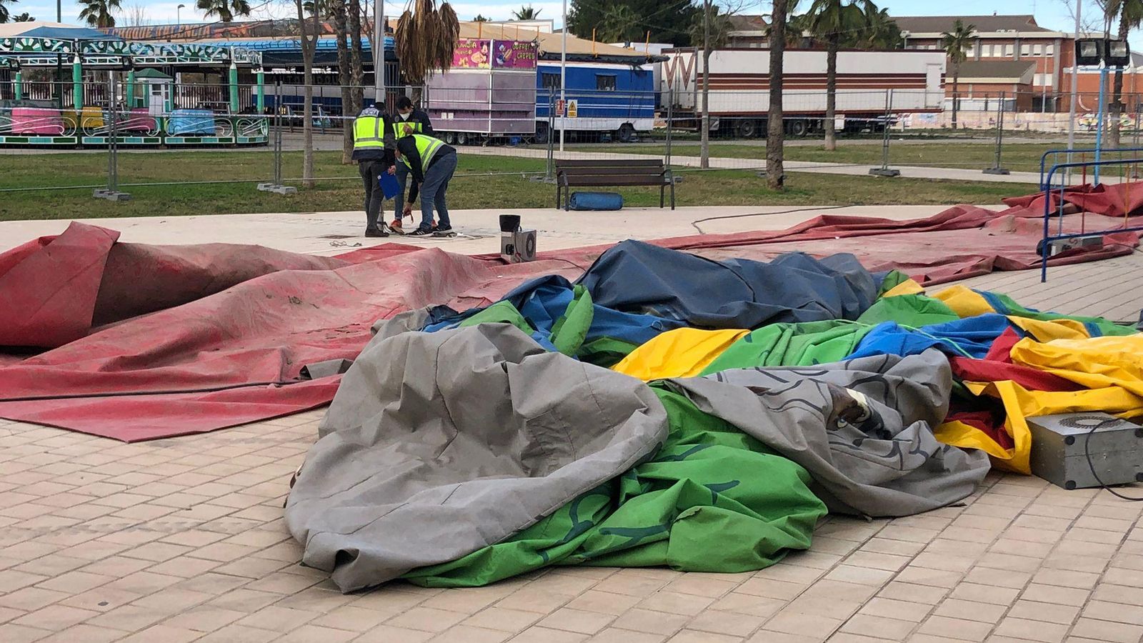 Agents policials inspeccionen l'estructura del castell unflable que va tombar el vent a Mislata